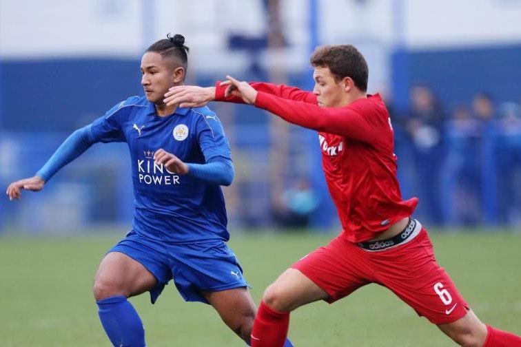 Cau thu giau hon Messi 33 lan den Viet Nam doi dau Quang Hai hinh anh