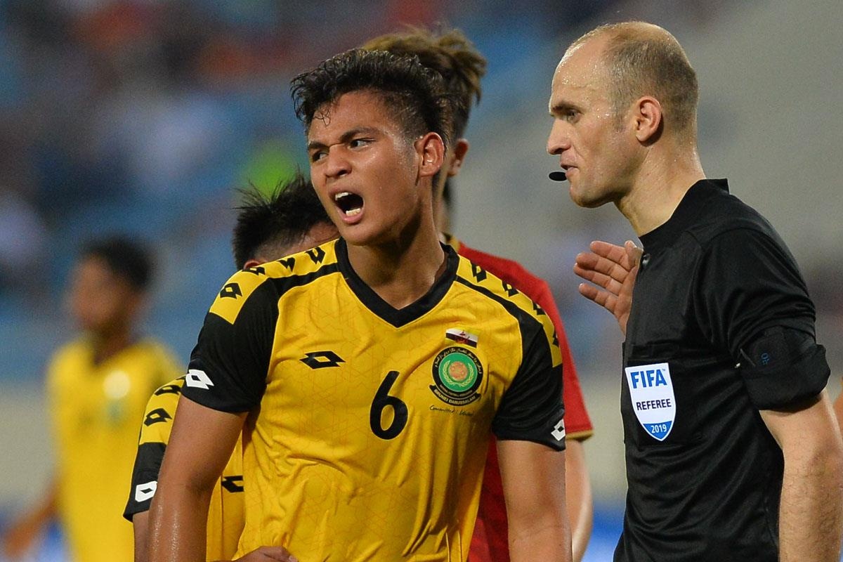 HLV U23 Brunei soc khi thay hoc tro khoc tren san vi nhan the do hinh anh