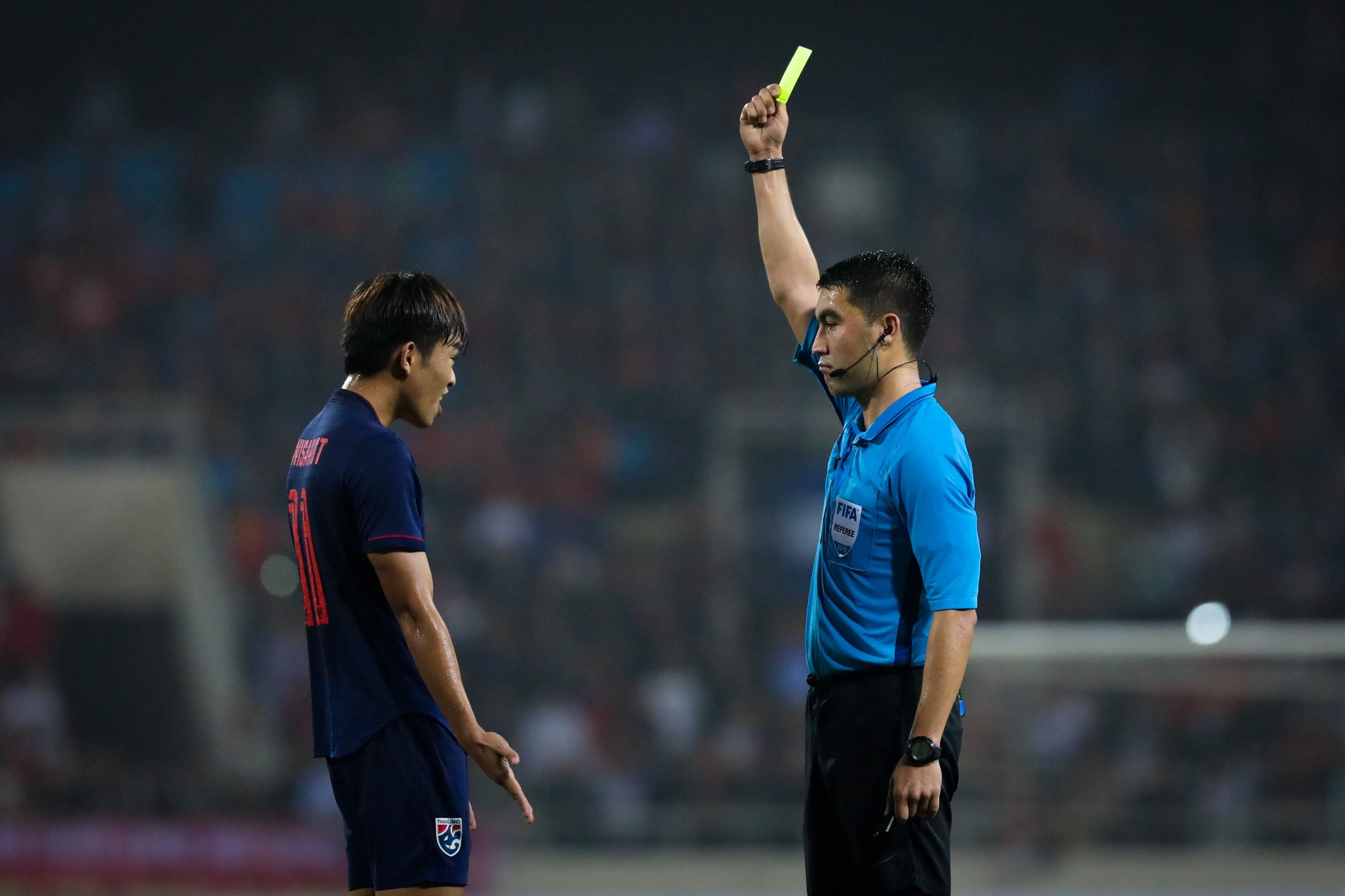 'Cau thu Thai Lan bat luc va uc che truoc U23 Viet Nam' hinh anh