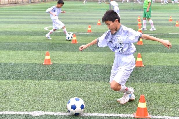 Đoàn Văn Hậu truyền cảm hứng cho đội bóng mới ở quê nhà ảnh 2 Doan Van Hau truyen cam hung cho doi bong moi o que nha anh 2