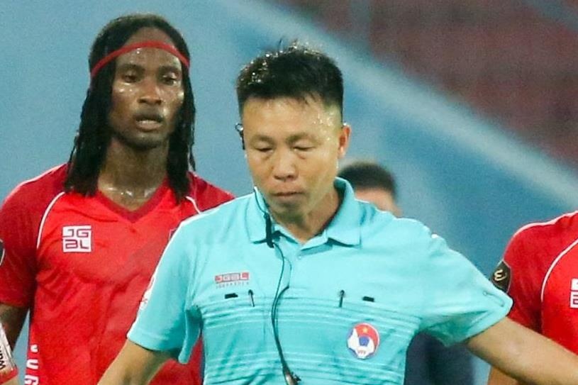 Trong tai rut nham the khong duoc phan cong lam nhiem vu tai V.League hinh anh