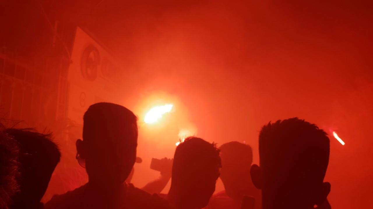 Hình ảnh xấu xí của CĐV Hải Phòng trên sân Hàng Đẫ ảnh 1 Hinh anh xau xi cua CDV Hai Phong tren san Hang Da anh 1