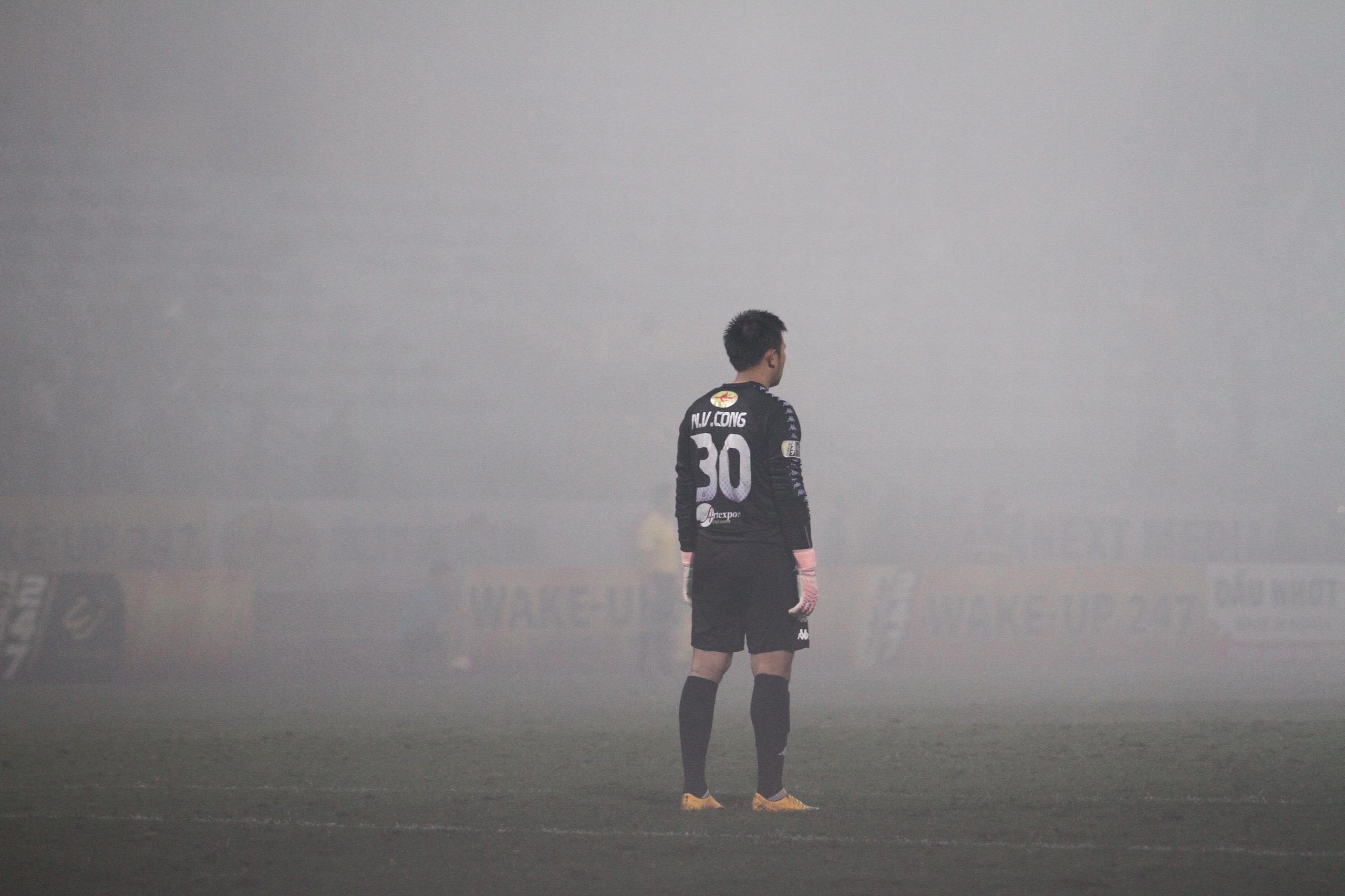 Hình ảnh xấu xí của CĐV Hải Phòng trên sân Hàng Đẫ ảnh 3 Hinh anh xau xi cua CDV Hai Phong tren san Hang Da anh 3