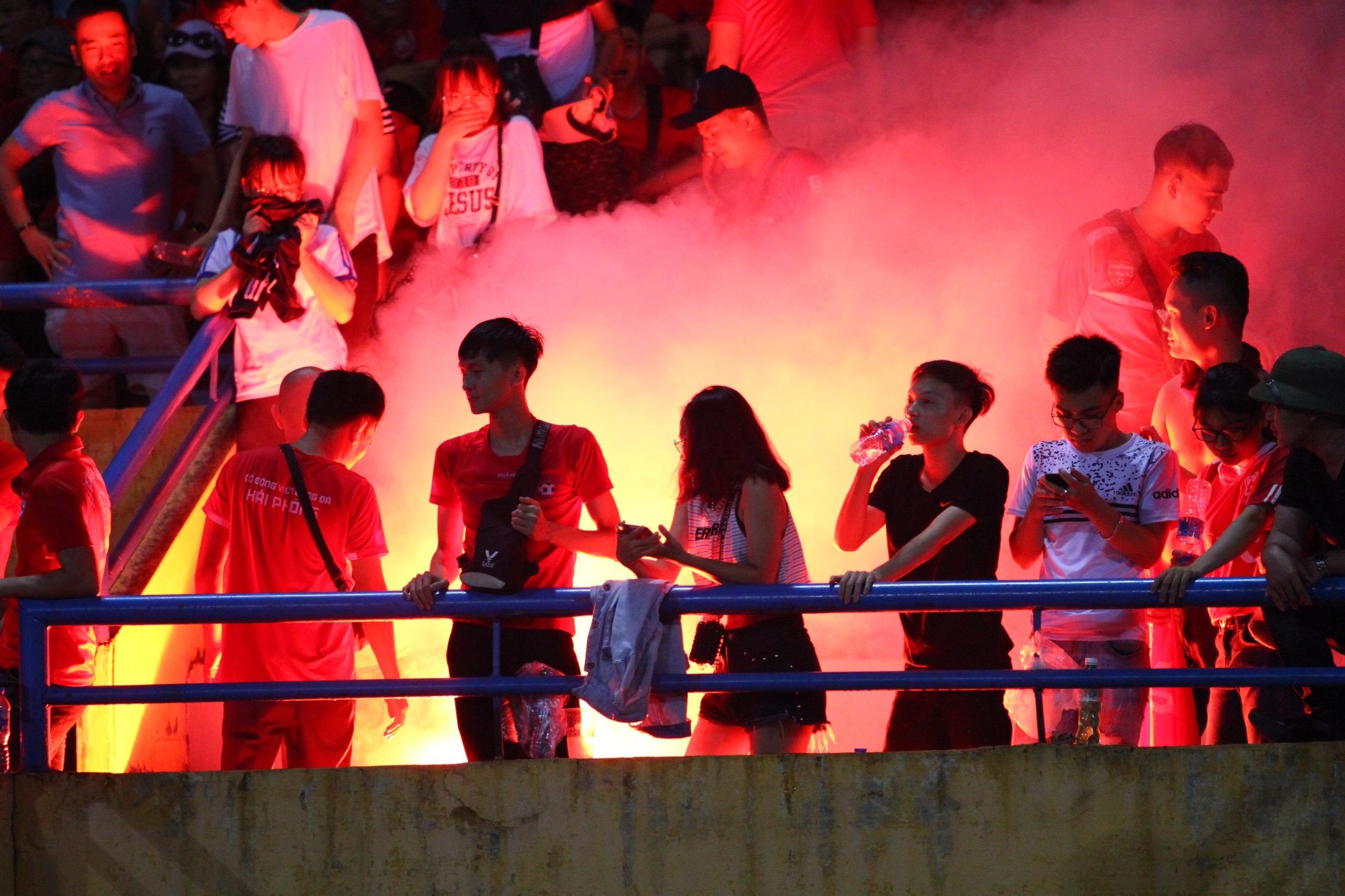 Hình ảnh xấu xí của CĐV Hải Phòng trên sân Hàng Đẫ ảnh 5 Hinh anh xau xi cua CDV Hai Phong tren san Hang Da anh 5