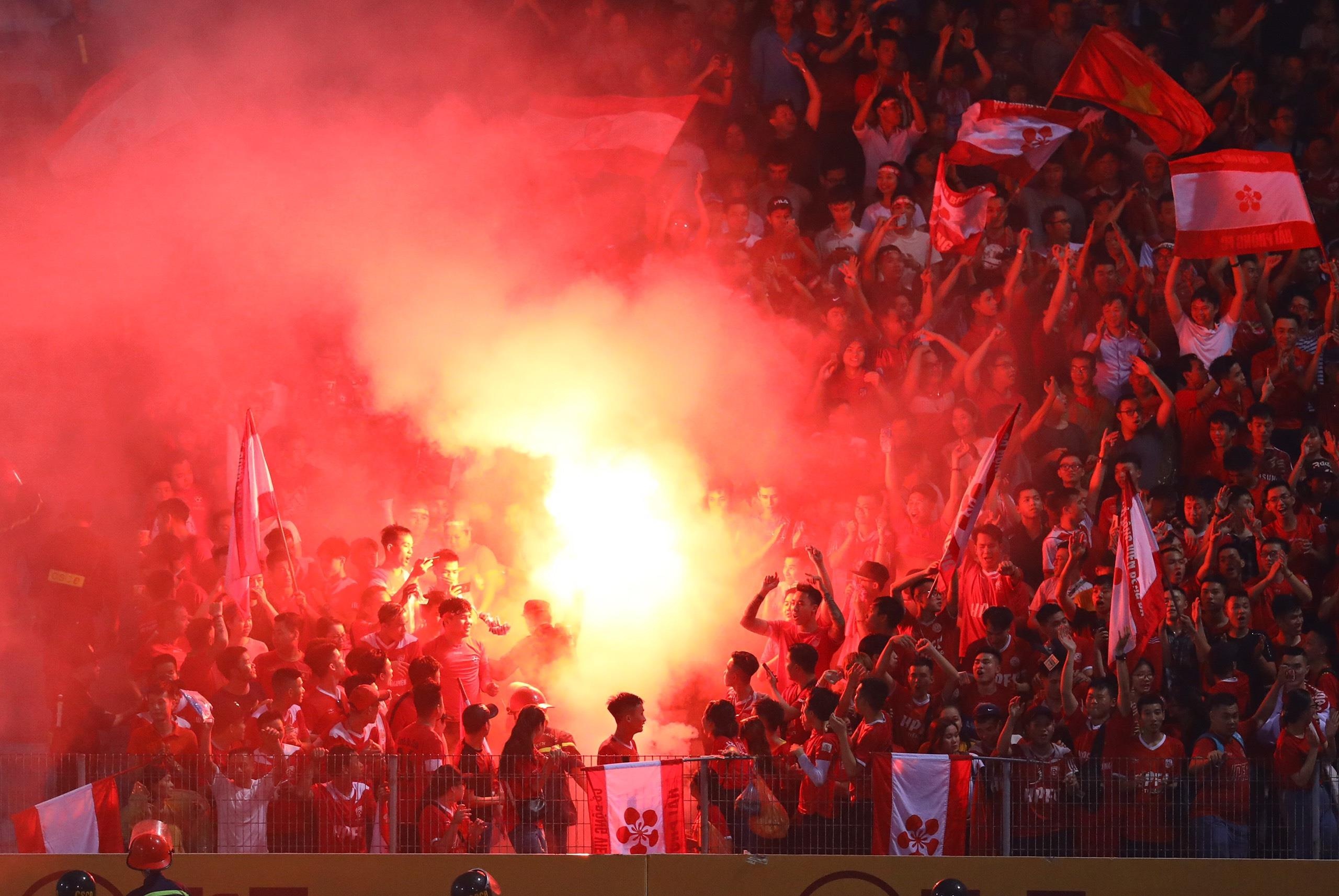 Hinh anh xau xi cua CDV Hai Phong khi dot phao tren san Hang Day hinh anh