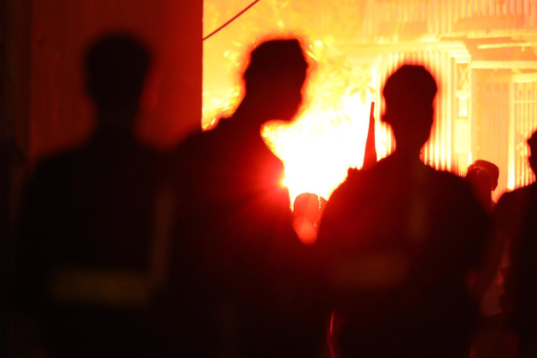 Luc luong an ninh bi dong, lung tung xu ly phao sang hinh anh