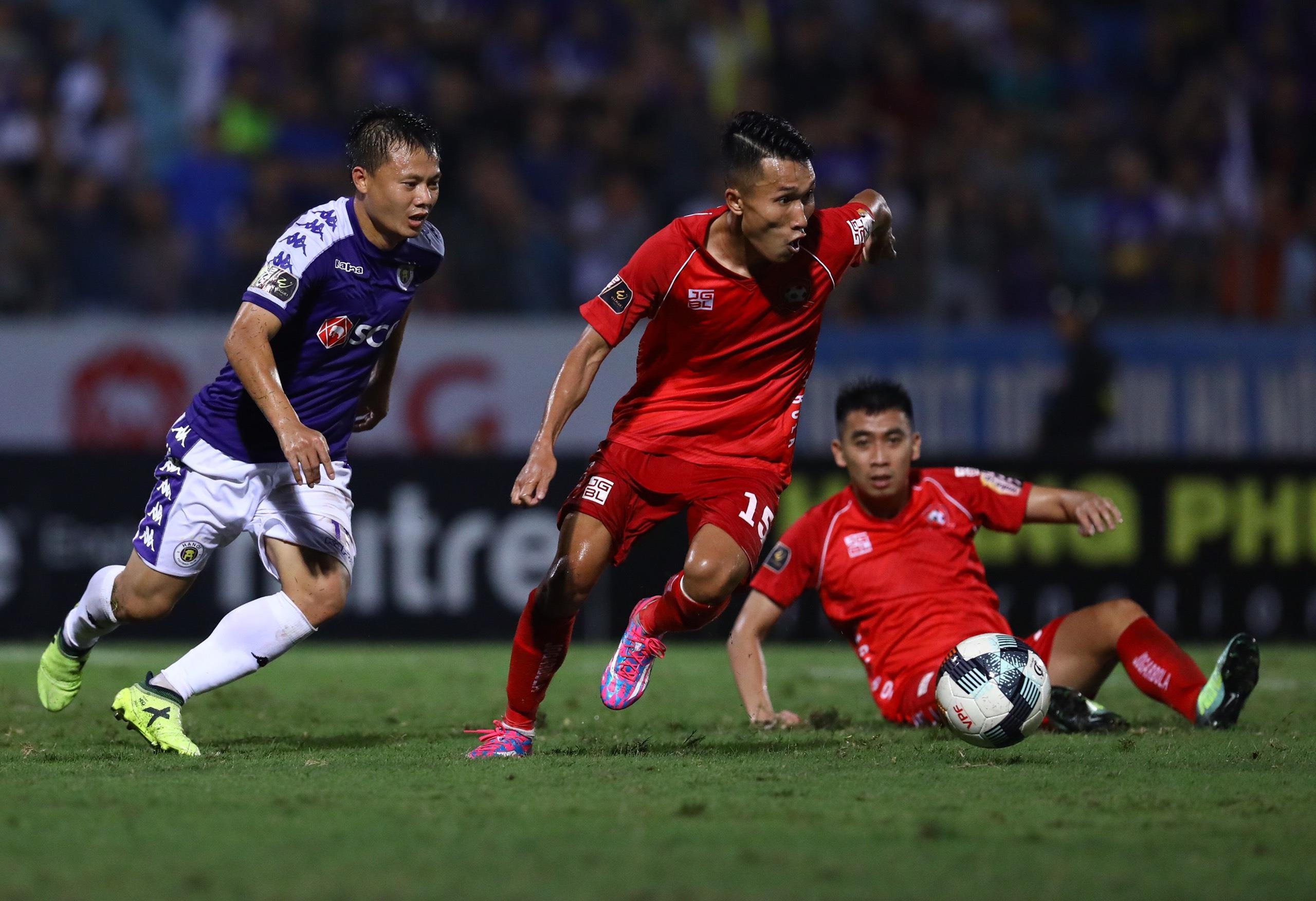 CĐV Hải Phòng quậy phá vì không đội trời chung ảnh 2 CDV Hai Phong quay pha vi khong doi troi chung anh 2