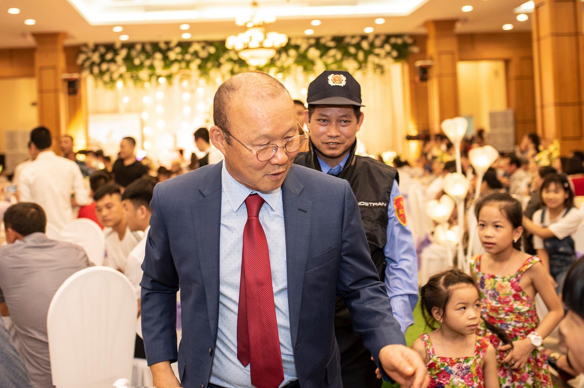 Thay Park duoc ve si theo sat tai le cuoi Do Hung Dung anh 5