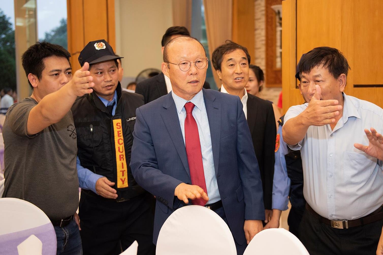 Thay Park duoc ve si theo sat tai le cuoi Do Hung Dung anh 4