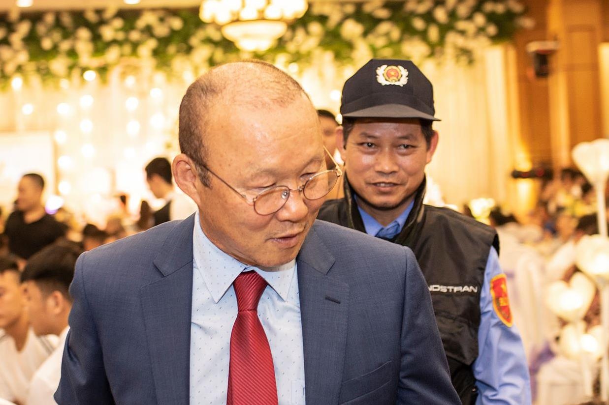 Thay Park duoc 2 nhan vien bao ve theo sat tai le cuoi Do Hung Dung hinh anh