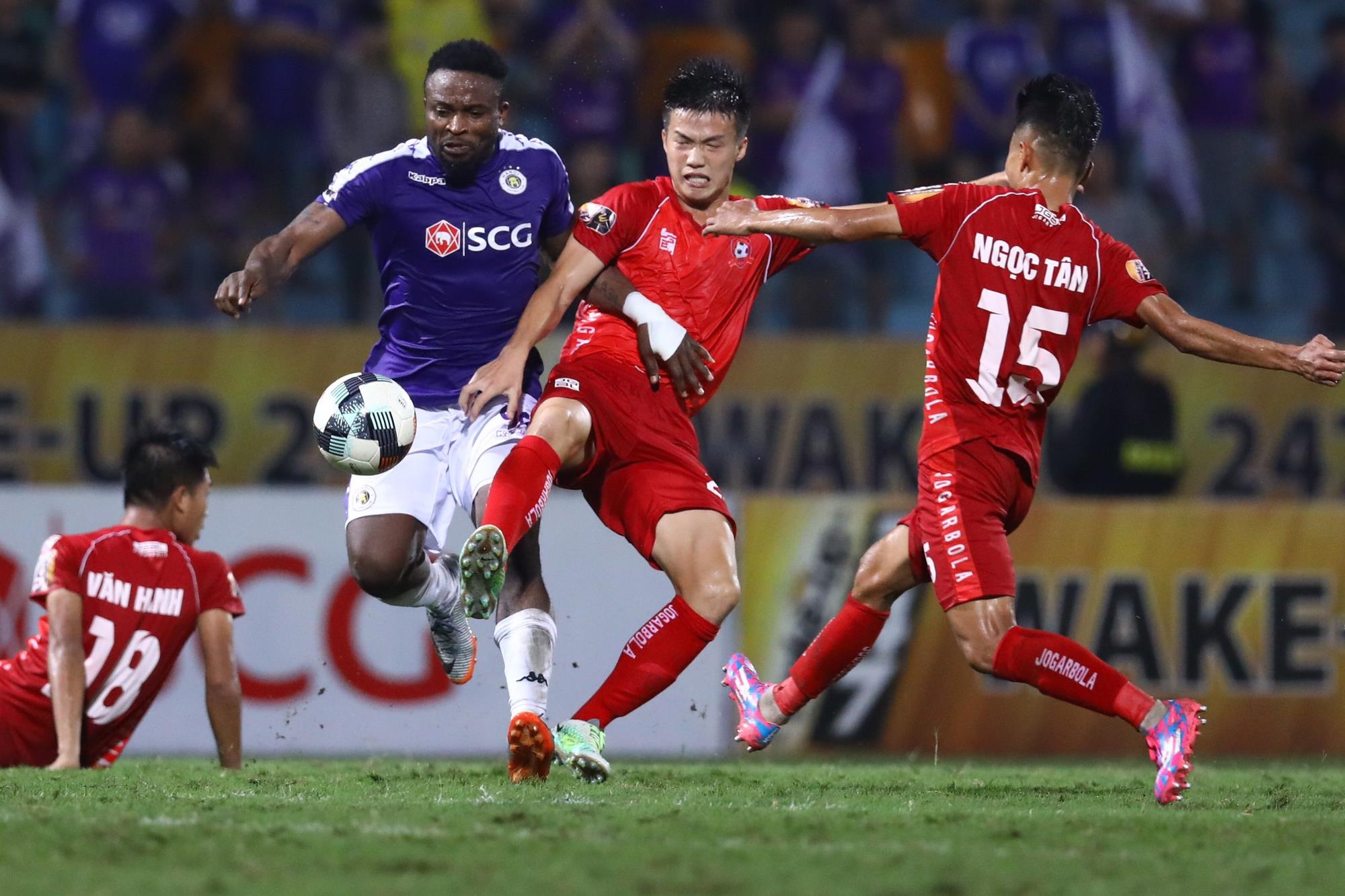 V.League 2019 truoc noi lo bung phat bao luc anh 1