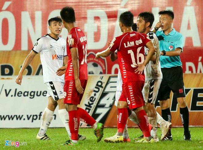 V.League 2019 truoc noi lo bung phat bao luc anh 2