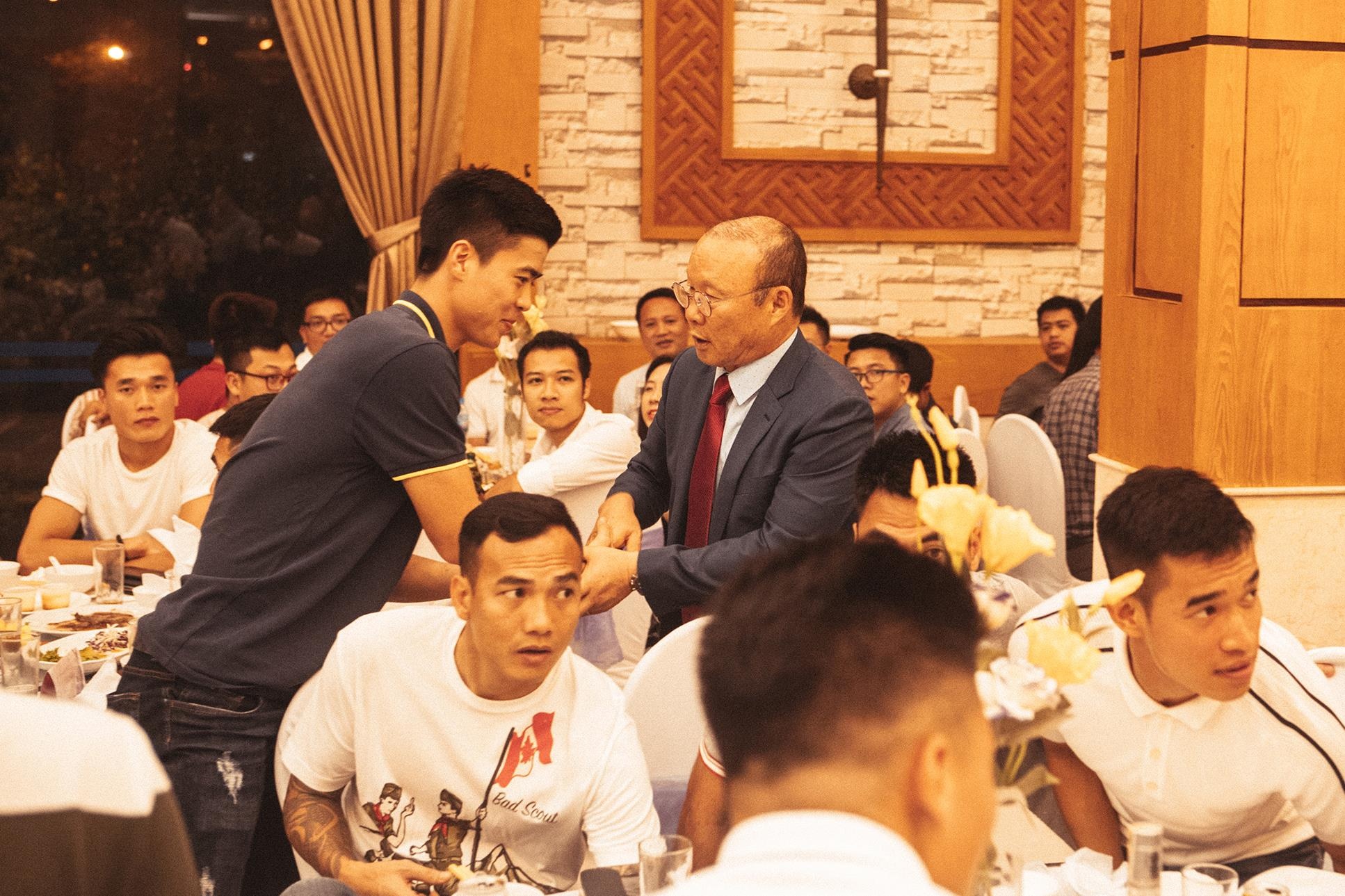 Thay Park duoc ve si theo sat tai le cuoi Do Hung Dung anh 7