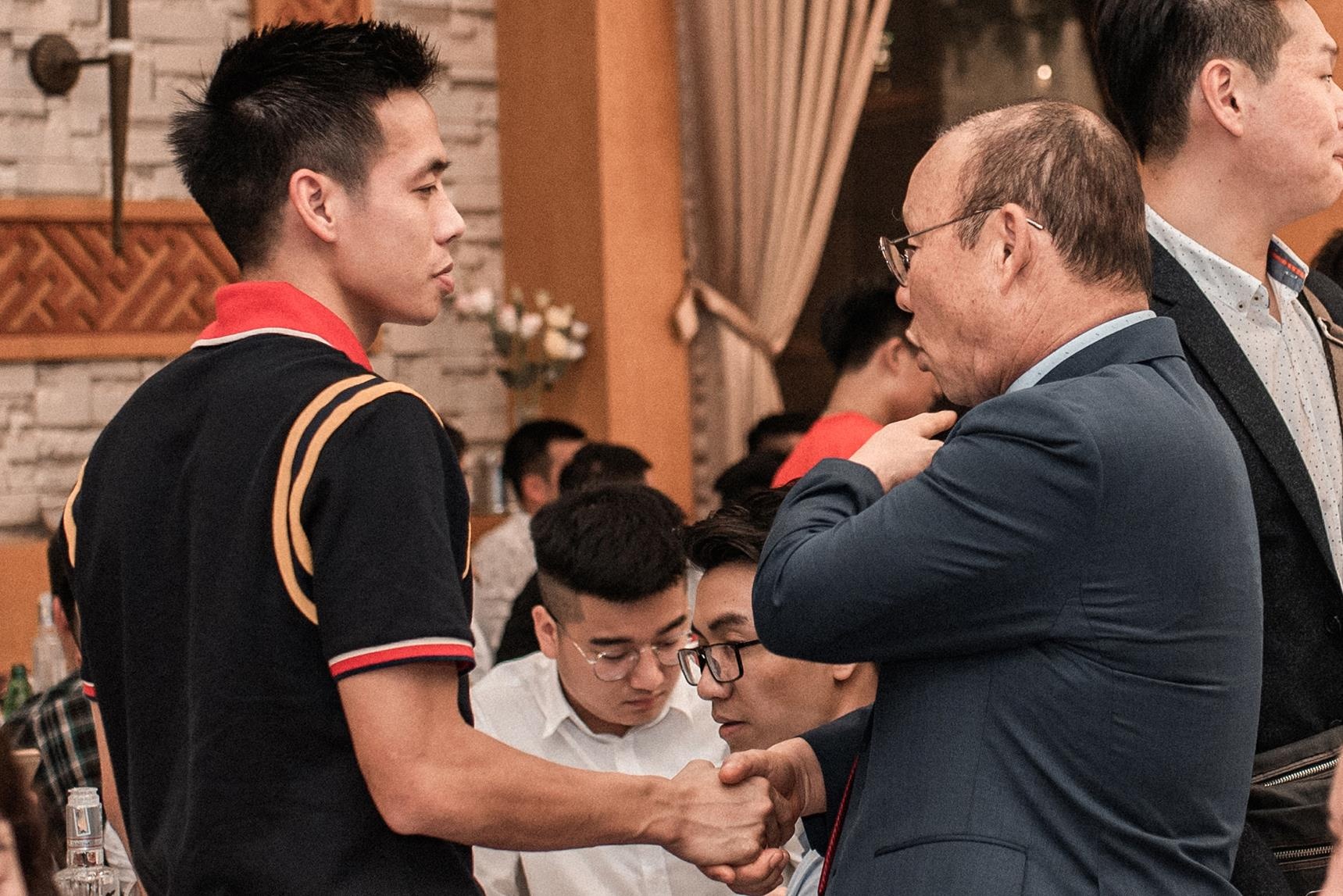 Thay Park duoc ve si theo sat tai le cuoi Do Hung Dung anh 6