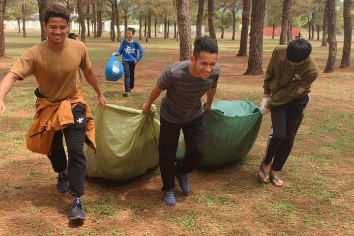 Tuấn Anh cùng đồng đội dọn rác nhân ngày quốc tế lao động ảnh 1 Tuan Anh cung dong doi don rac nhan ngay quoc te lao dong anh 1