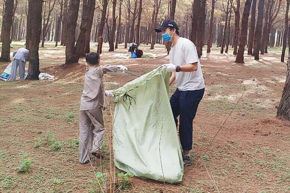 Tuấn Anh cùng đồng đội dọn rác nhân ngày quốc tế lao động ảnh 2 Tuan Anh cung dong doi don rac nhan ngay quoc te lao dong anh 2