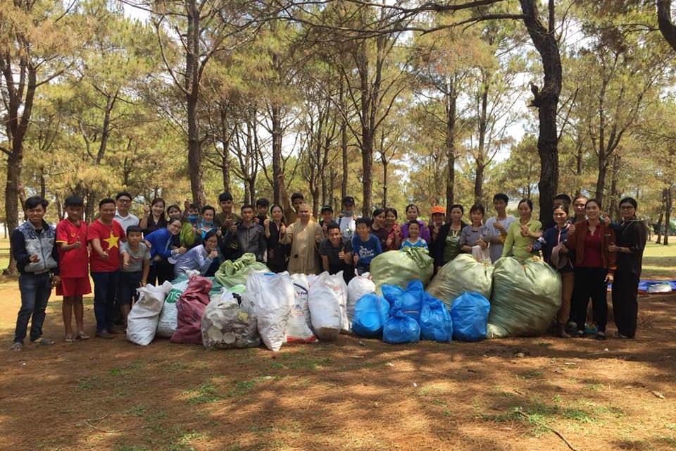 Tuấn Anh cùng đồng đội dọn rác nhân ngày quốc tế lao động ảnh 3 Tuan Anh cung dong doi don rac nhan ngay quoc te lao dong anh 3
