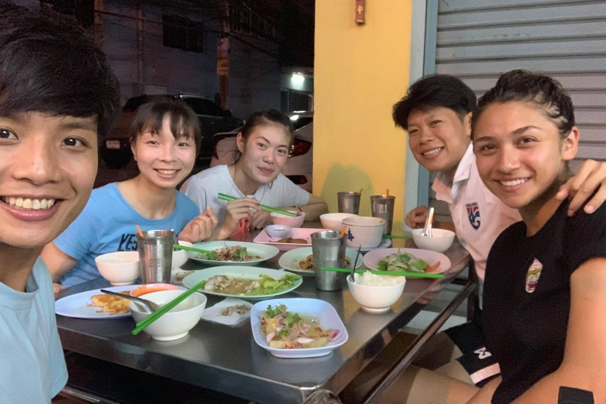 Dua cau thu nu ra nuoc ngoai vua kho vua de anh 2