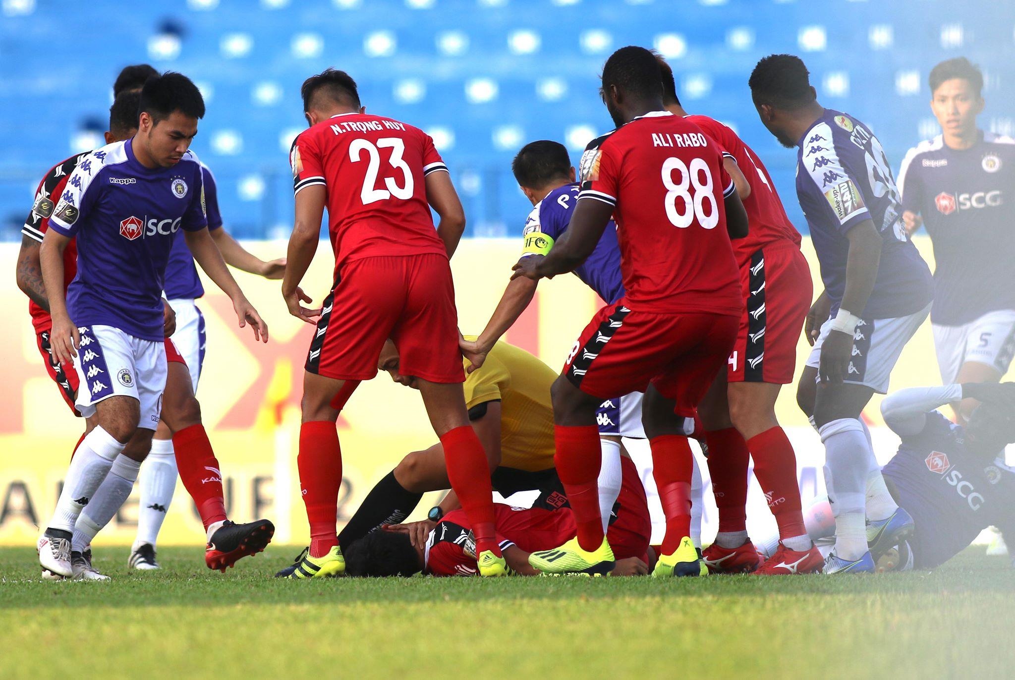 trong tai cuu cau thu can luoi,  trong tai ngo duy lan anh 1