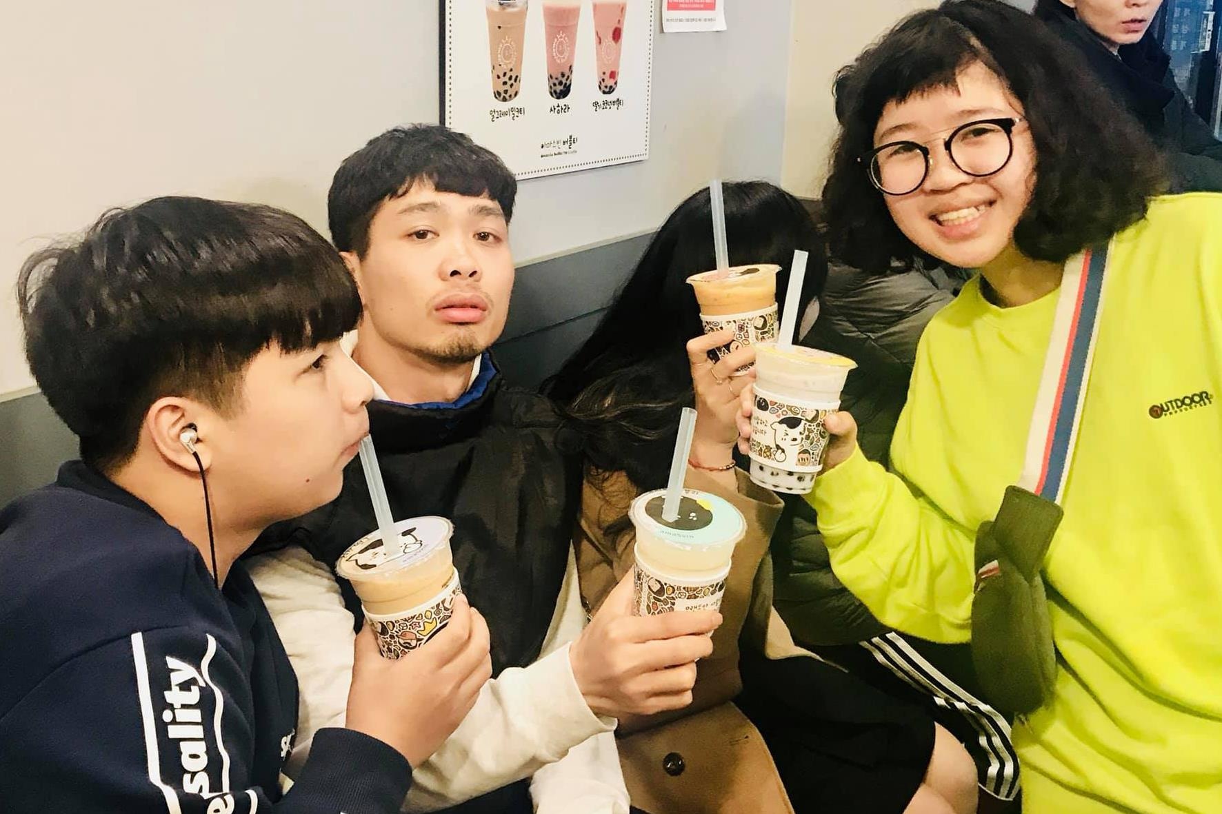 Cong Phuong gay cuoi khi uong tra sua tai Han Quoc hinh anh