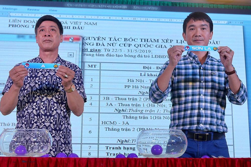 Bong da nu Viet Nam lan dau co giai dau cup anh 1