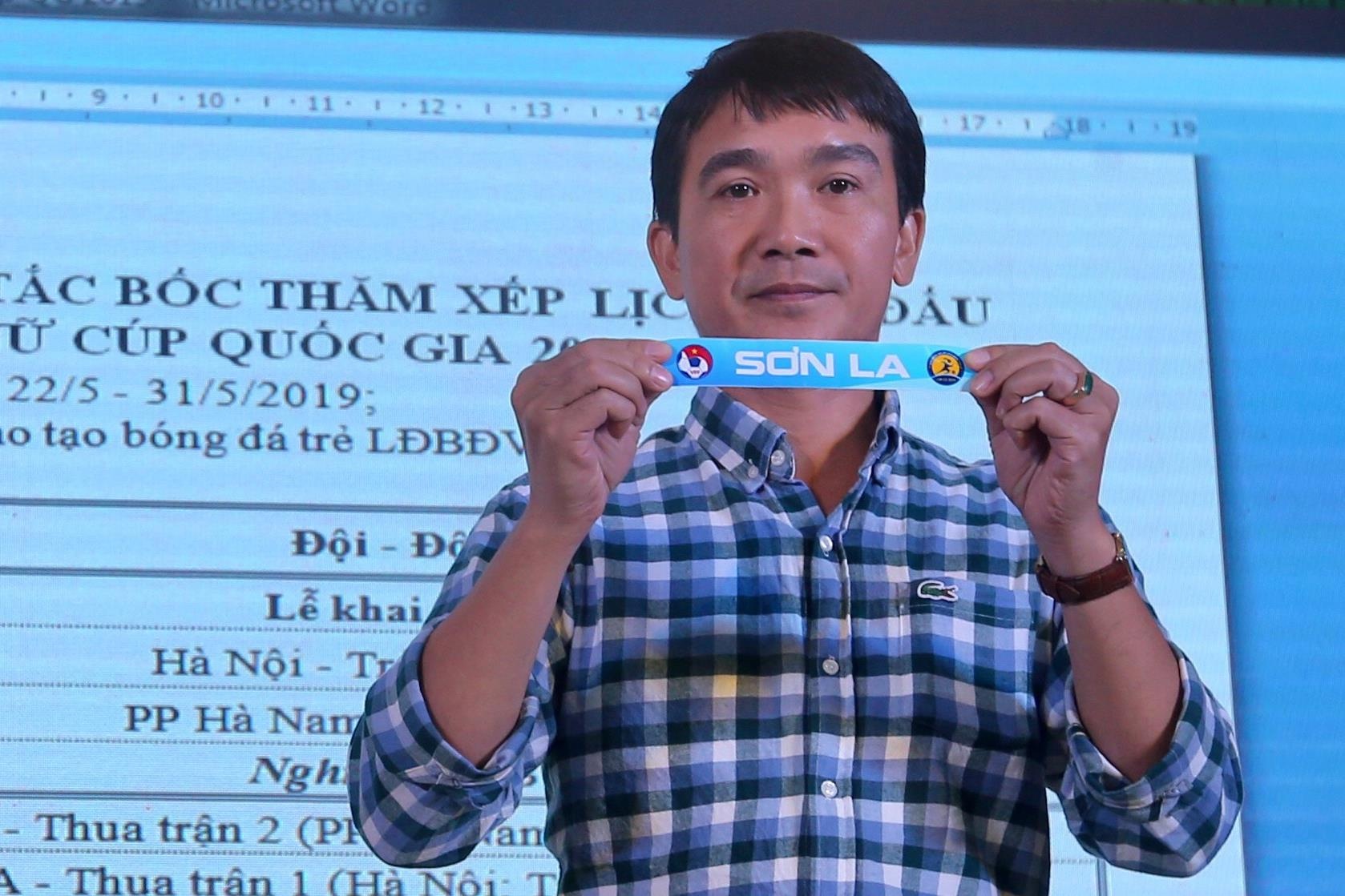 Bong da nu Viet Nam lan dau co giai dau cup hinh anh