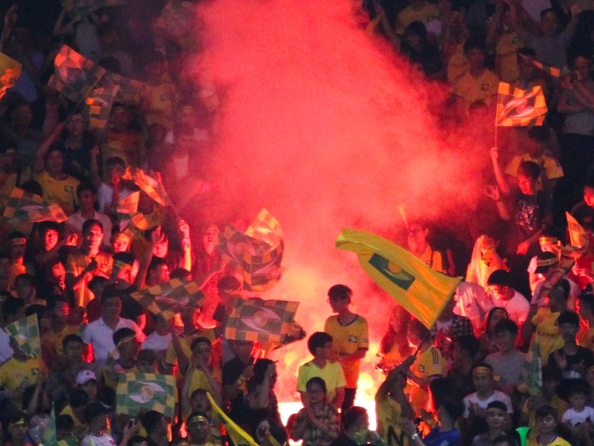 Fan SLNA đốt một quả pháo sáng khiến đội nhà mất 2 tháng tiền lương cầu thủ ảnh 1 Fan SLNA dot mot qua phao sang khien doi nha mat 2 thang tien luong cau thu anh 1