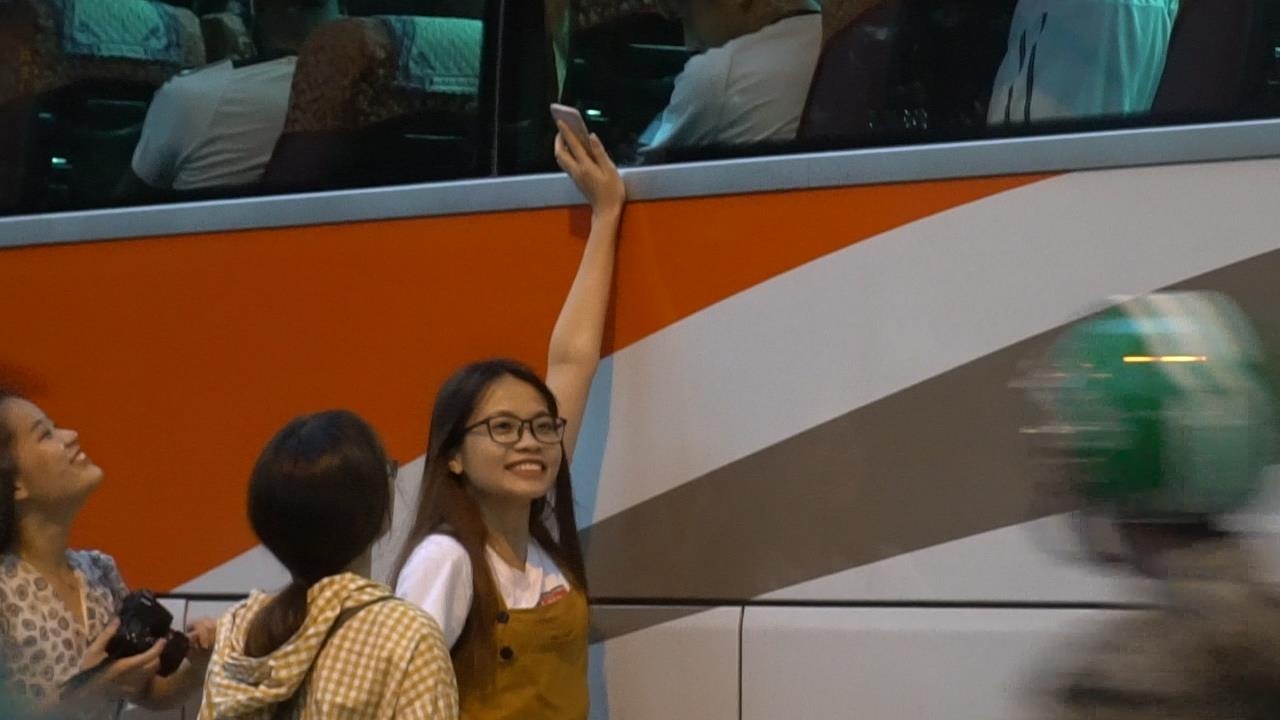 Fan nu cho hon 1 tieng de khoe anh voi dan sao HAGL hinh anh