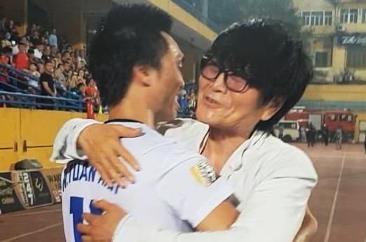 Bac si Han Quoc om cham Tuan Anh trong ngay gap lai hinh anh