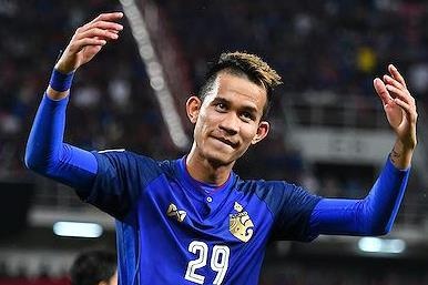 Cau thu Thai Lan dam trong tai rut lui khoi King's Cup hinh anh