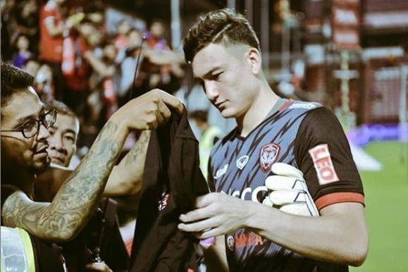 Van Lam nhan qua dac biet tu Han Quoc sau tran thua doi Xuan Truong hinh anh