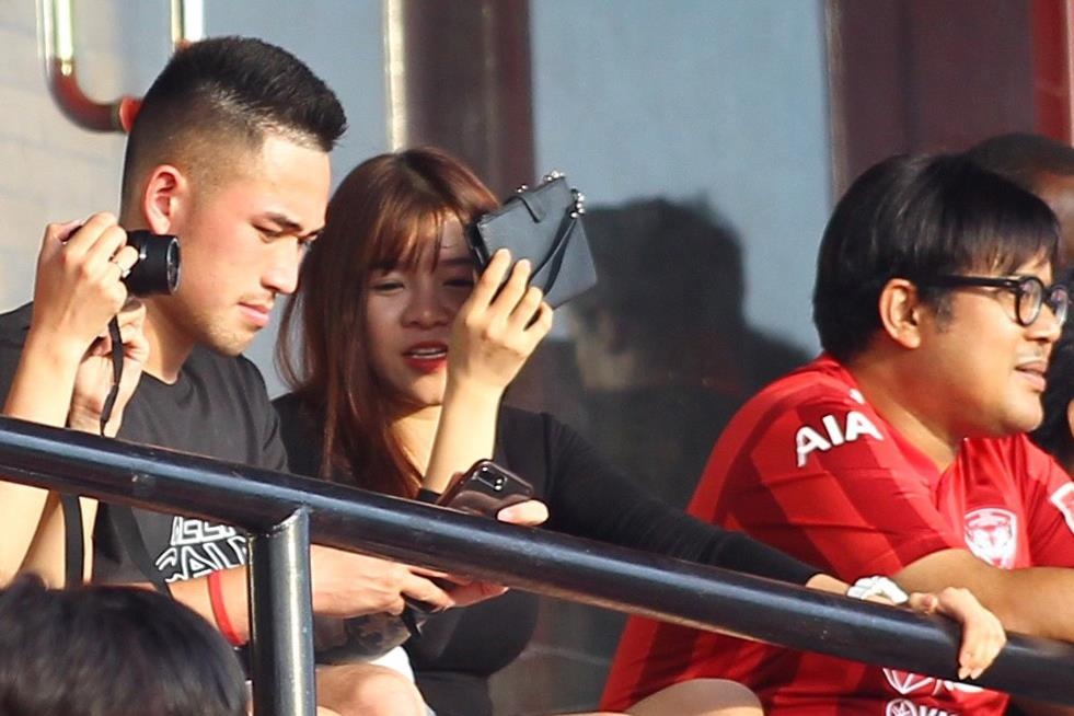 Ban gai Van Lam tro chuyen voi cau thu Viet kieu khi xem Muangthong hinh anh