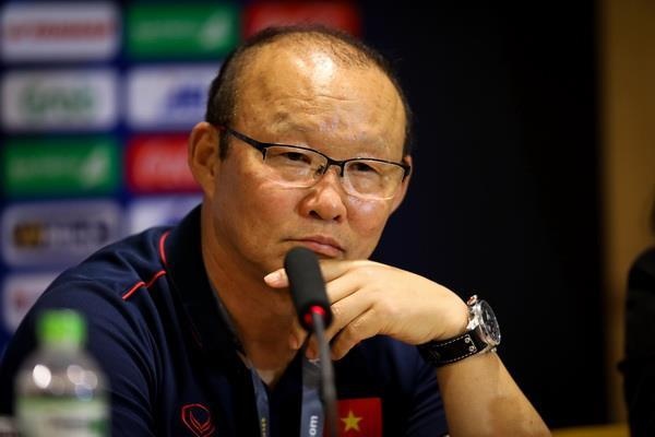 HLV Park: 'Toi sai sot khi nhan loi tham du King's Cup' hinh anh