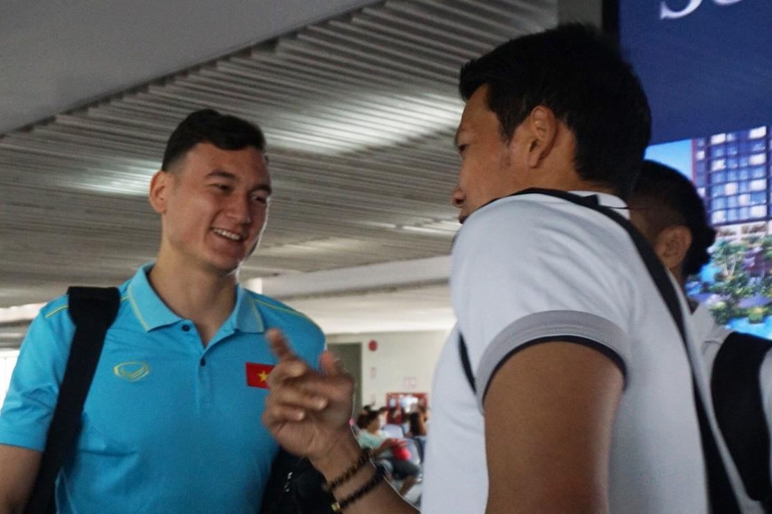 Tuyen thu Viet Nam va Thai Lan vui ve trao doi khi cham mat o san bay hinh anh