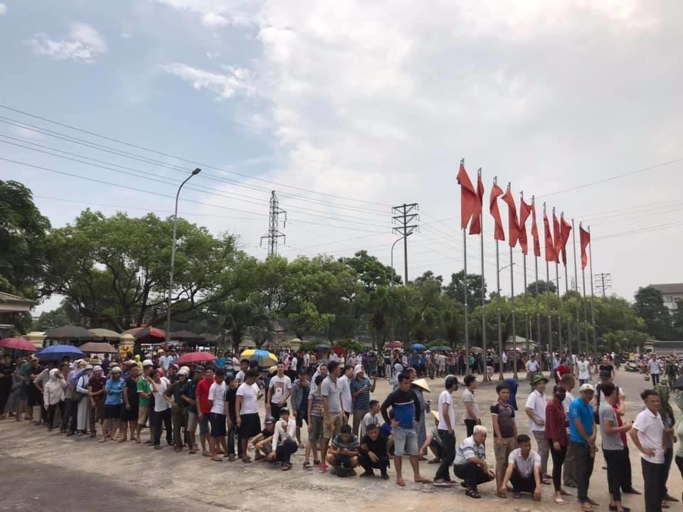 Người hâm mộ xếp hàng mua vé xem U23 Việt Nam từ 4 ảnh 1 Nguoi ham mo xep hang mua ve xem U23 Viet Nam tu 4 anh 1