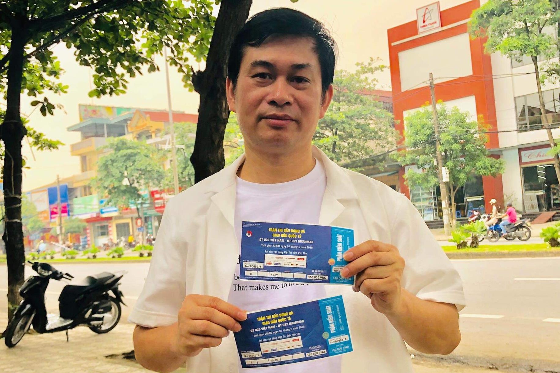 Nguoi ham mo xep hang mua ve xem U23 Viet Nam tu 4h sang hinh anh