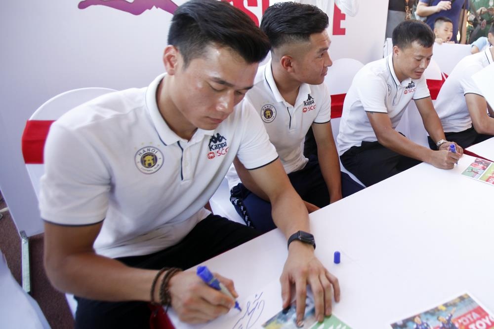 Bui Tien Dung xuc dong voi tam thu cua fan nu 14 tuoi hinh anh