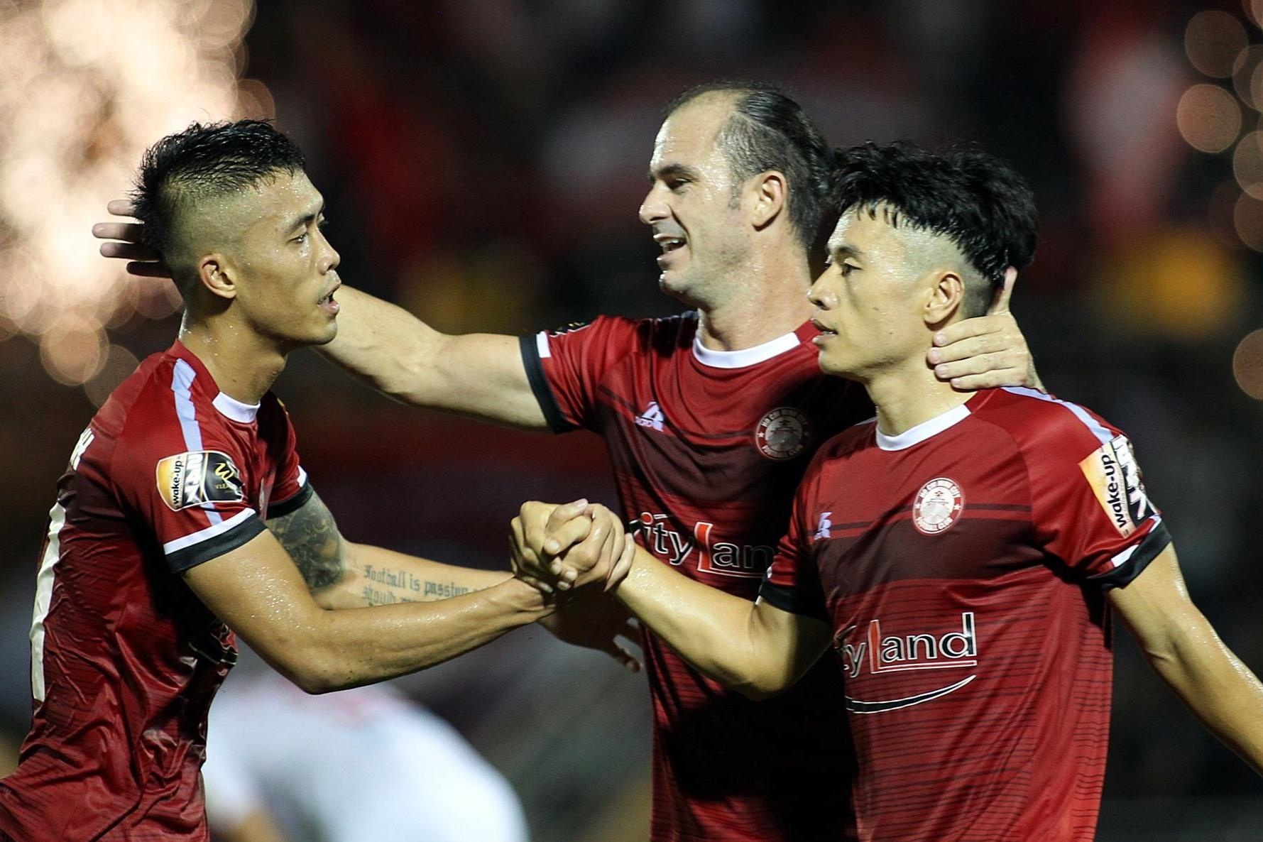 Doi TP.HCM vo dich luot di V.League 2019, CLB Thanh Hoa ap sat top 3 hinh anh