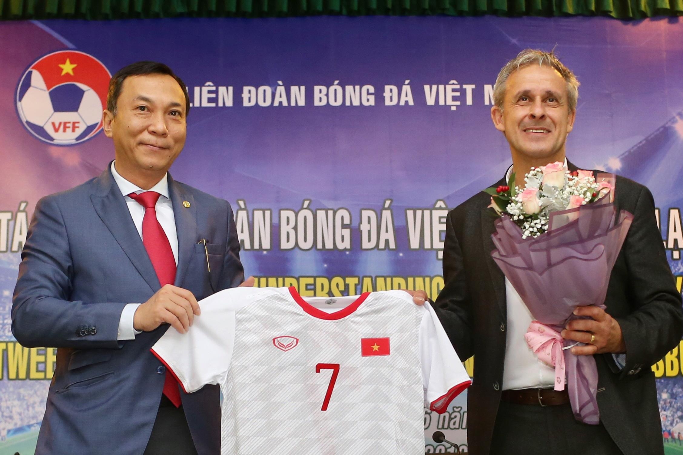 Cuu danh thu Duc den Viet Nam ky hop tac phat trien bong da tre hinh anh