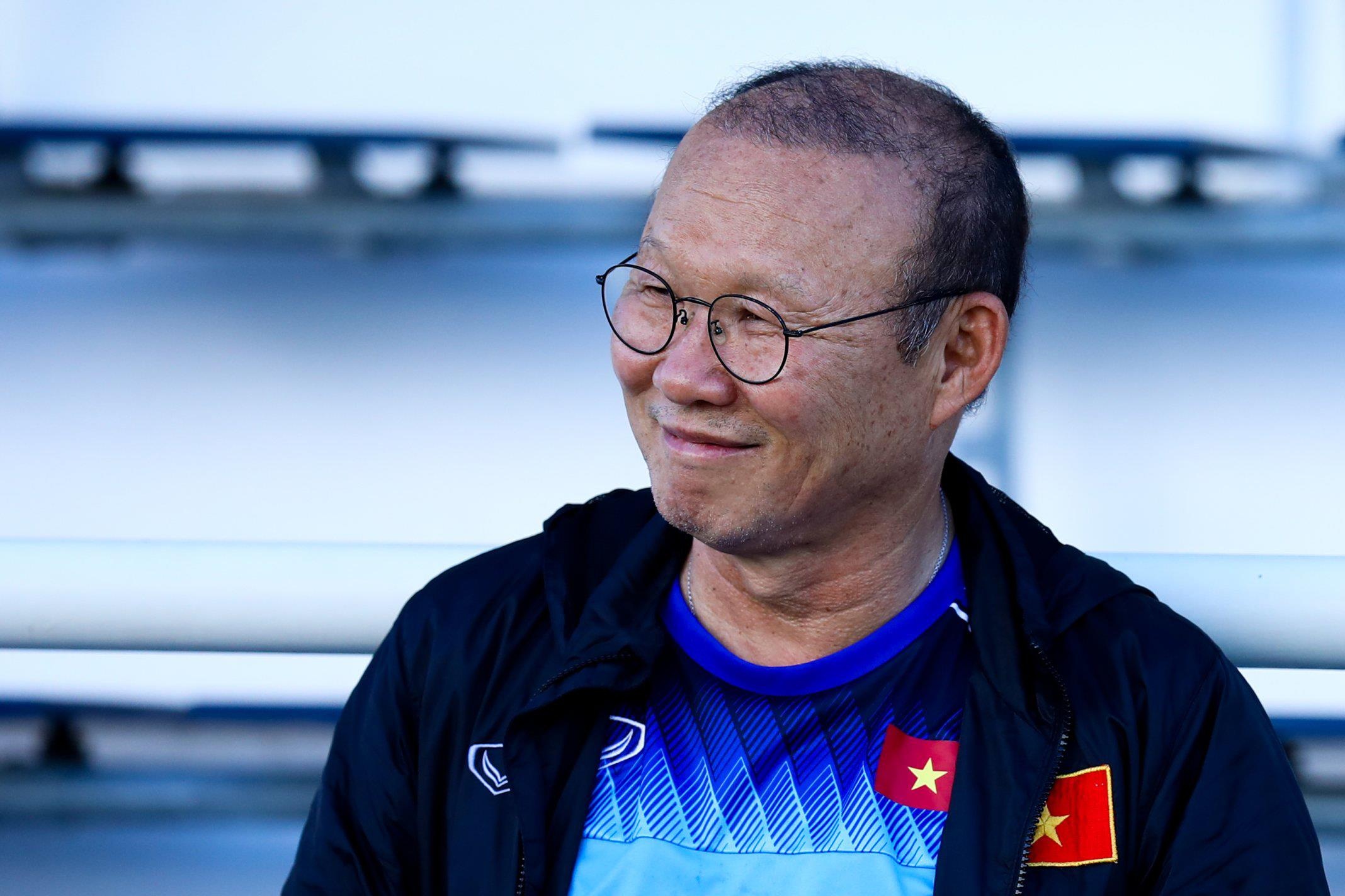 Ai se thay bau Duc tra luong cho thay Park? hinh anh