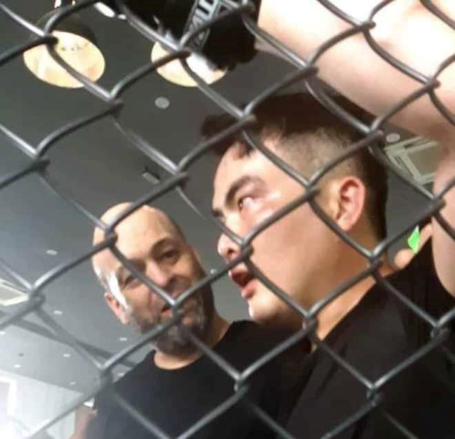 Flores danh bai vo si Luu Cuong nho don cho anh 1