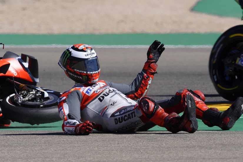 Cuu vo dich MotoGP gap tai nan kinh hoang tren duong dua hinh anh