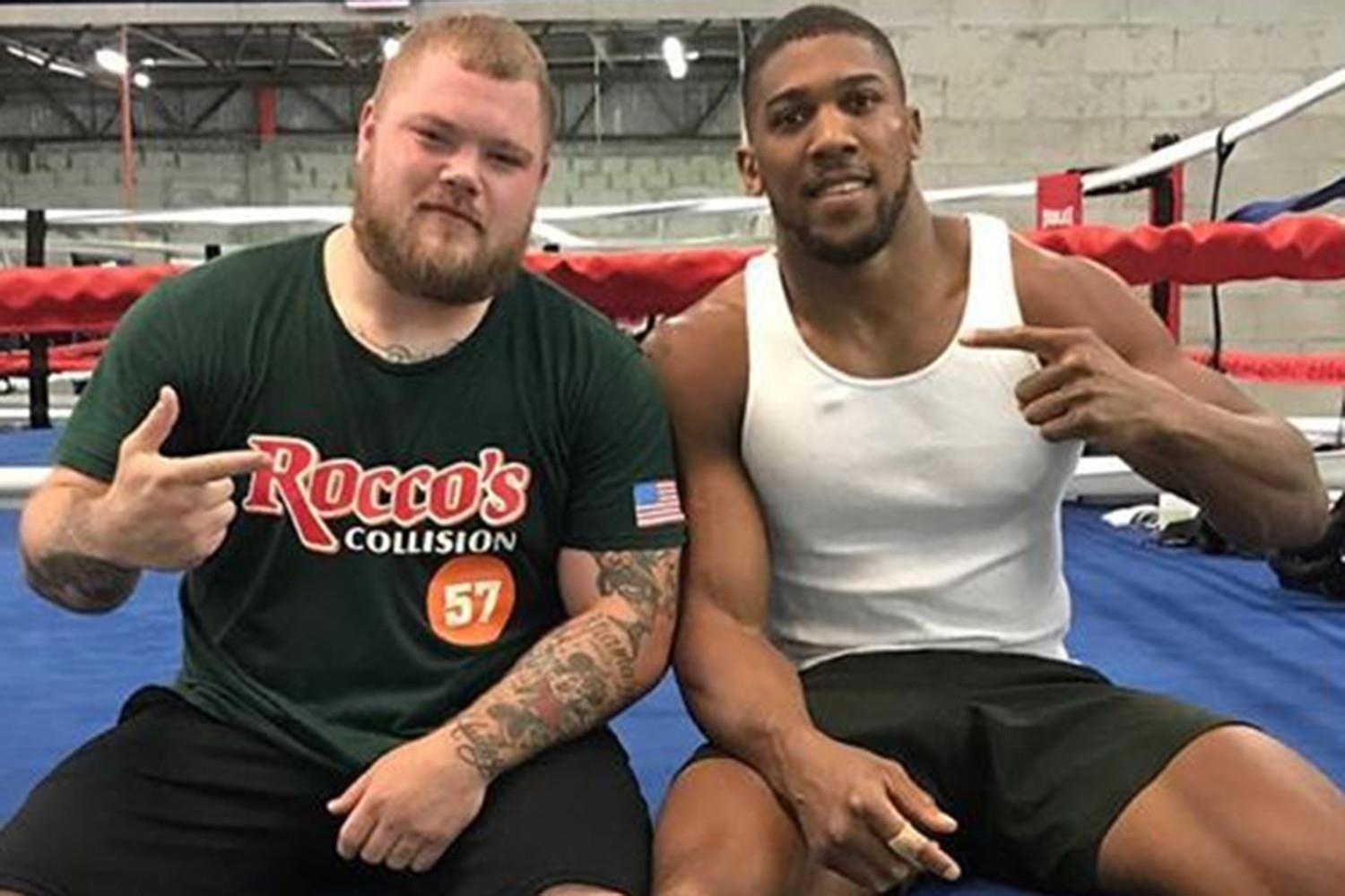 Anthony Joshua va Joey Dawejko vui ve trong phong tap hinh anh