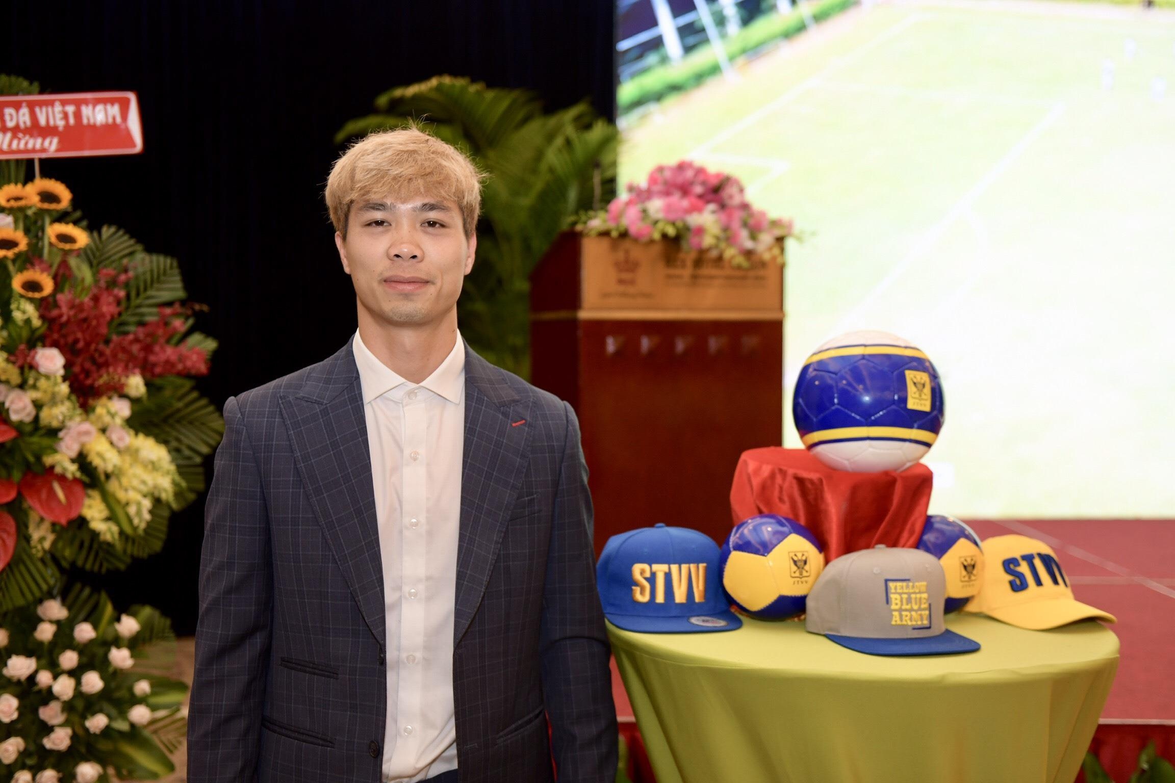 Cong Phuong banh bao trong ngay di vao lich su bong da Viet Nam hinh anh