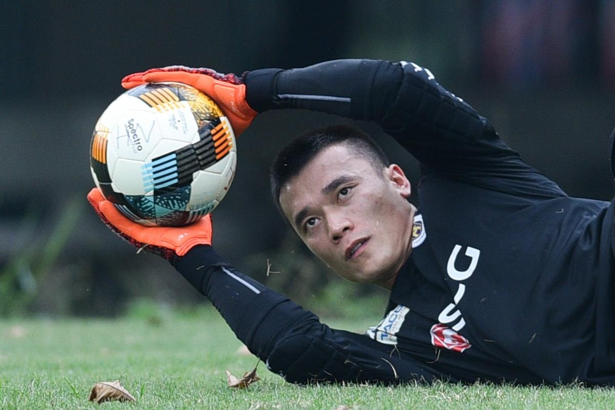 Bui Tien Dung doi mua tap luyen cung dong doi hinh anh