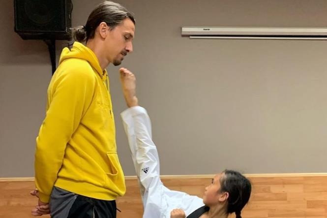 Zlatan Ibrahimovic binh tinh doi mat cu da tu 'taekwondo kid' hinh anh