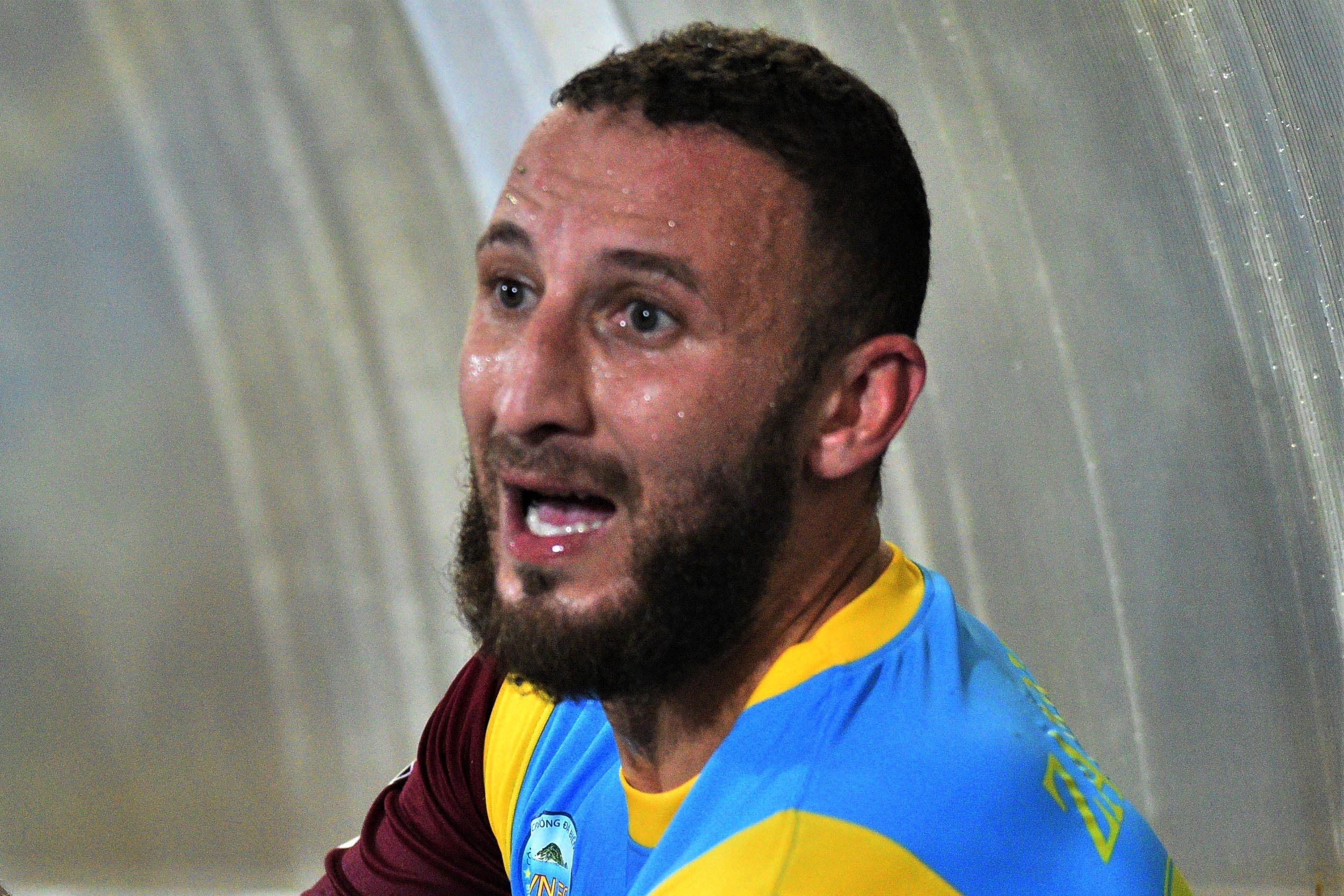 HLV doi Khanh Hoa tiet lo cau thu uc che voi trong tai hinh anh