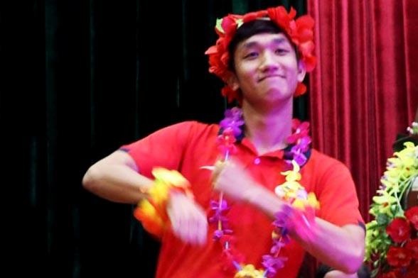 Trong Dai hoa thieu nu giao luu cung hoc sinh gioi hinh anh