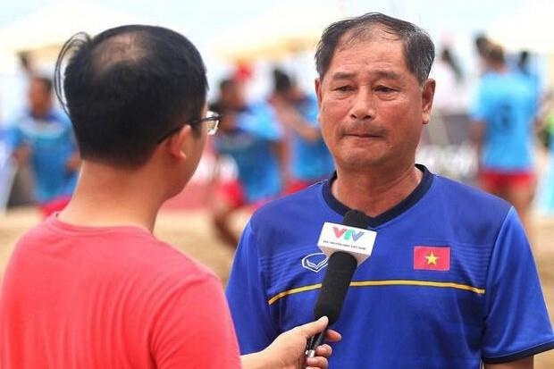 HLV bong da bai bien bi cam hanh nghe vi dan xep ty so hinh anh