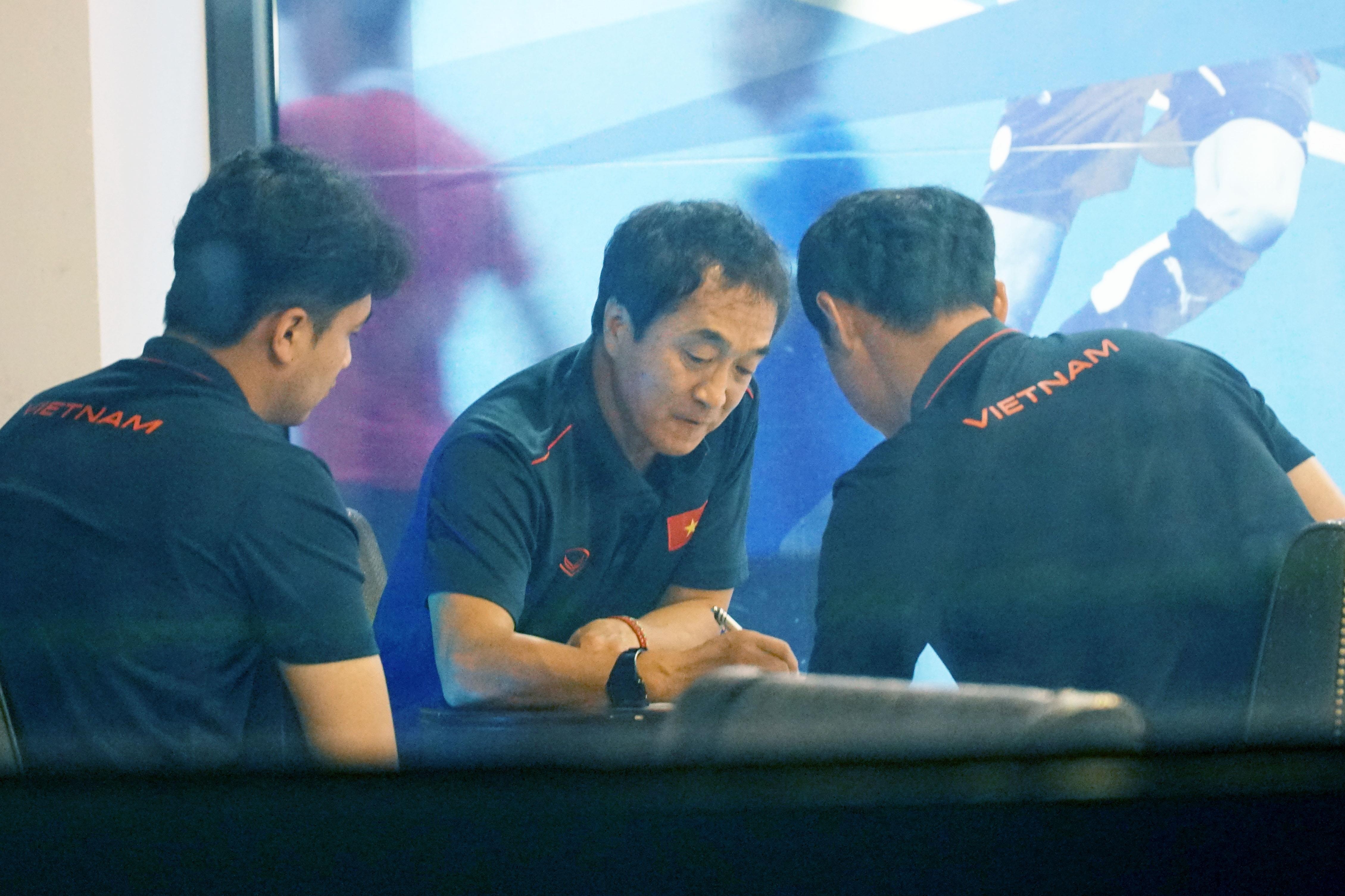 3 tro ly cua thay Park tranh thu trao doi ngay tai quan cafe hinh anh